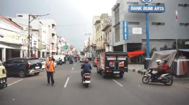 Bandung, Endonezya - 13 Ağustos 2025 Şehir merkezi işlek bir caddede araçlarla şehir içi ulaşımı