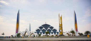 Bandung Endonezya - 25 Eylül 2025 Bandung Al Jabbar Camii 'nin ikonik uzun minaresi ve öğleden sonra eşsiz çatı tasarımı