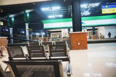 Bandung Endonezya - 25 Eylül 2025 Parlak ışıklar ve modern mimari ile aydınlatılmış boş bir tren istasyonu.