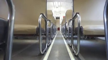 Bandung Endonezya - 25 Eylül 2025 Simetrik sıra koltuk ve metal tırabzan ile içi boş tren iç mekanı, minimalist bir bakış açısı yaratıyor