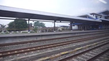 Bandung Endonezya - 25 Eylül 2025 Tren peronu, tren penceresinden yavaş yavaş RancaEkek, Bandung, Endonezya 'ya hareket ederken görülüyor