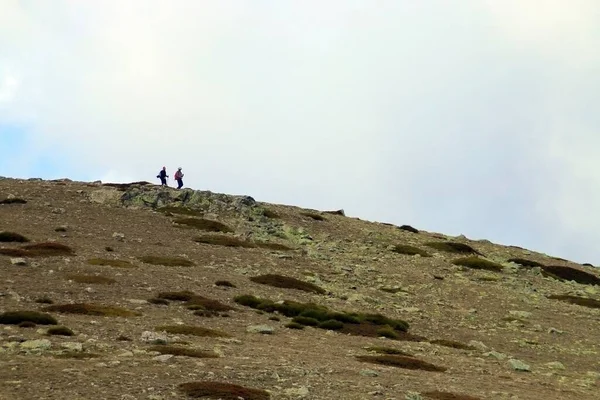 Navacerrada 西班牙05 2019 在瓜德拉马山脉的La Bola Del Mundo山顶上的远足者 登山者的轮廓映衬在山顶的天空中 — 图库照片