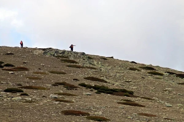 位于西班牙纳瓦切拉达瓜德拉马山脉的La Bola Del Mundo山顶上的远足者 登山者的轮廓映衬在山顶的天空中 — 图库照片