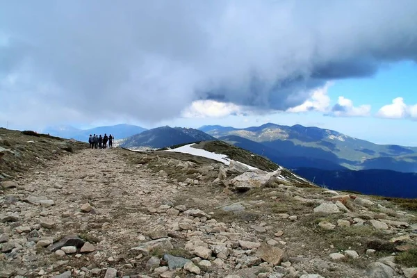 位于西班牙纳瓦切拉达瓜德拉马山脉的La Bola Del Mundo山顶上的远足者 徒步旅行者沿着一条以Siete Picos山顶为背景的轨道前进 — 图库照片