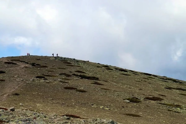 位于西班牙纳瓦切拉达瓜德拉马山脉的La Bola Del Mundo山顶上的远足者 登山者的轮廓映衬在山顶的天空中 — 图库照片