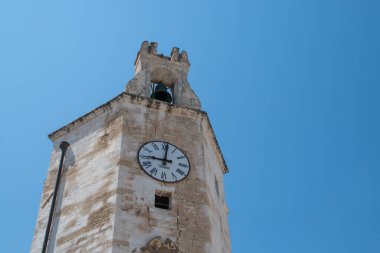 İtalya, Monopoli 'deki Giuseppe Garibaldi Meydanı' ndaki sivil kule. Kireç taşından yapılmış saat kulesi ve kıyı şehrinin birçok meydanından birinde geleneksel mimari yapı..