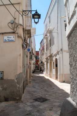 Monopoli, İtalya. 06 29 2019. Monopoli şehrinin tarihi eski kentinin ara sokaklarındaki evler. Güneşli bir yaz gününde Amalfitana Caddesi.