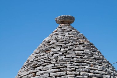 Alberobello, İtalya 'da bir trullo' nun masonlu çatısı. Güney İtalya 'da tipik Puglia inşaatı yapılan kırsal evlerin geleneksel çatısı.