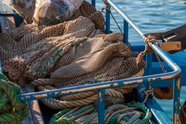 Monopoli, Puglia, İtalya 'da balık ağı ve teçhizat. Profesyonel balıkçı teknesi Monopoli rıhtımında demirlemiş..