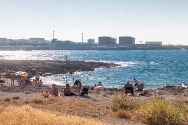 Monopoli, İtalya. 06 27 2019. Calette del Clio (İtalyanca) Monopoli 'de küçük bir koy, Monopoli' nin kuzeyinde küçük bir koy. Turkuaz sularda banyo yapan ya da güneşlenen tatilciler..
