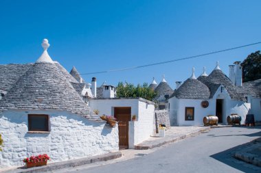 Alberobello, İtalya. 06 27 2019. Monte Pertica caddesinde Trulli. Kökeni geçmişte harçsız taş istiflemeye dayanan haraç ödemekten kaçınan dairesel çatı mimarisine sahip binalar..