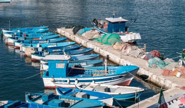 Gelibolu, İtalya. 06: 30 2019. Gemiler ve tekneler İyon Denizi 'ndeki Gelibolu limanında. Profesyonel balıkçı tekneleri ve balıkçı malzemeleri..