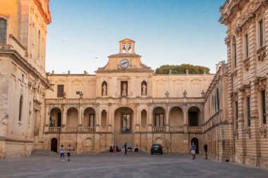 Lecce, İtalya. 06 29 2019. Katedral meydanındaki Başpiskopos Sarayı. Barok perisi, saate ve çanlara eşlik eden heykellerle zengince süslenmiş..