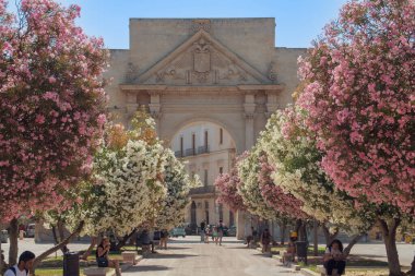 Lecce, İtalya. 07 01 2019. Lecce 'nin arka planında Porta Napoli olan Zafer Kemeri' nin küçük meydanı. 16. yüzyıl zafer kemeri eski duvarlarla çevrili şehrin eski kapılarından biriydi..