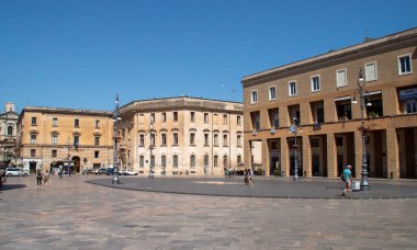 Lecce, İtalya. 07 01 2019. Lecce şehrindeki Sant 'Oronzo Meydanı. Bazı turistler güneşli bir yaz gününde şehrin merkez meydanında geziniyorlar..