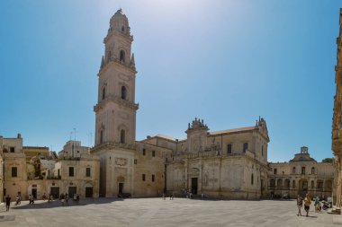 Lecce, İtalya. 07 01 2019. Lecce Katedrali 'nde aynı isimde turistler. Heybetli beş katlı çan kulesi Avrupa 'nın en yüksek kulesidir..