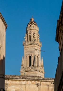 İtalya, Lecce katedralinin çan kulesi, Dasumno caddesindeki meydanda. 1659 ve 1670 yılları arasında Giuseppe Zimbalo tarafından inşa edilmiş, beş katlı ve toplam yüksekliği 70 metre..