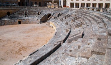 Lecce, İtalya 'daki Roma amfitiyatrosunun kalıntılarının mimari detayları. Sant 'Oronzo meydanında. Augustus zamanına dayanır ve yaklaşık 25.000 seyirci çekebilir..