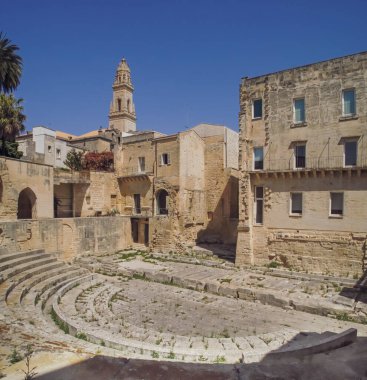Lecce, İtalya 'daki Roma tiyatrosunun kalıntıları. 1929 yılında Lecce Katedrali 'nin çan kulesi arka planında iki tarihi evin bahçesinde keşfedildi..