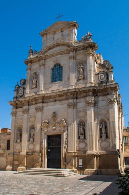 İtalya, Lecce 'deki Giorgio Baglivi meydanında Santa Maria della Provvidenza Kilisesi veya delle Alcantarine. 18. yüzyılda inşa edilmiş üç üst üste emirle basit bir cephe..