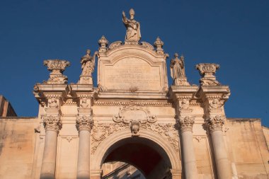 İtalya, Lecce 'deki Adua Caddesi' nden Giuseppe Libertini Caddesi 'ne giriş kapısı. Eski ortaçağ şehrinin duvarları içindeki tarihi merkezin giriş kapılarından biri..