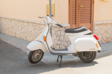 Castro, İtalya. 07 01 2019. Beyaz bir İtalyan Vespa motosikleti. Klasik ve İtalya 'nın sembolü olan motosiklet..
