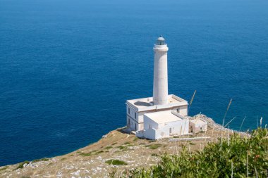 Punta Palascia 'nın deniz feneri Otranto, Puglia, İtalya' da. 1867 'de inşa edildi ve 2008' de tekrar açıldı. 32 metre (105 feet) silindirik beyaz taş kule.