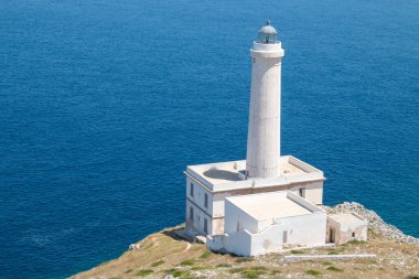Punta Palascia 'nın deniz feneri Otranto, Puglia, İtalya' da. 1867 'de inşa edildi ve 2008' de tekrar açıldı. 32 metre (105 feet) silindirik beyaz taş kule.