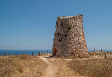 Cape Palascia 'daki Sant' Emiliano Kulesi, İtalya 'nın Otranto kentinde Salento sahilinin eski savunma kulesi. Kule, berber korsanların varlığına karşı uyarılan bir sahil kompleksinin parçasıydı..