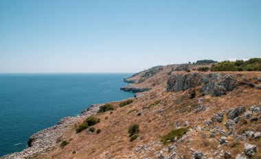 İtalya, Otranto 'daki Sant' Emiliano kulesinin güneyindeki Salento sahili. İyon deniz kıyısının güzel kayalık manzarası.