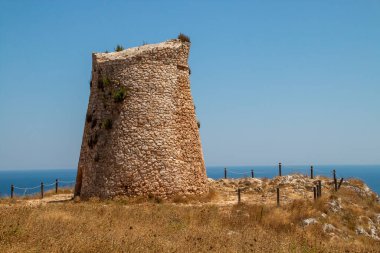 Cape Palascia 'daki Sant' Emiliano Kulesi, İtalya 'nın Otranto kentinde Salento sahilinin eski savunma kulesi. Kule, berber korsanların varlığına karşı uyarılan bir sahil kompleksinin parçasıydı..