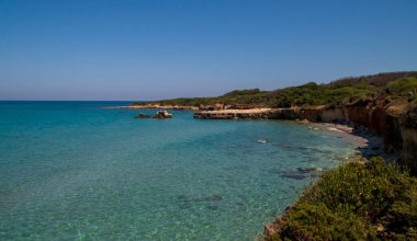 Turks plajı aydınlık bir yaz gününde. Otranto, İtalya. Beyaz taşları ve turkuaz sularıyla sizi yüzmeye davet eden Rocky plajı..