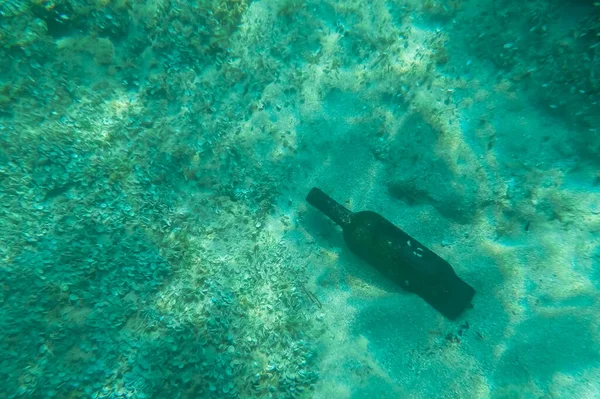 Стеклянная Бутылка Песчаном Дне Подводная Фотография Отранто Италия — стоковое фото