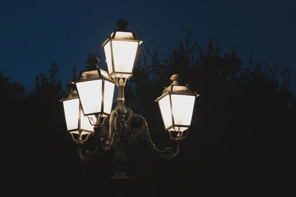 Svítící Lampa Klasickém Stylu Castro Itálie Silueta Konstrukce Lampy Stromů — Stock fotografie