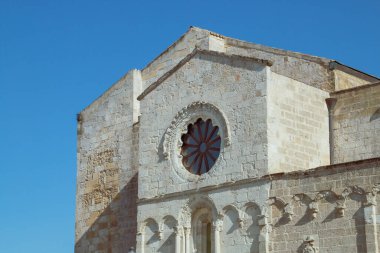 Bizans bazilikasının Rose penceresi, Chiesa di Maria Santissima Annunziata, Castro, İtalya. 1171 yılında tepenin üzerine inşa edilen tarihi bina muhtemelen bir Yunan tapınağının üzerine inşa edilmiştir..