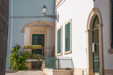İtalya, Castro 'nun tarihi merkezindeki modern meskenler. Castro 'nun tarihi merkezindeki birkaç evin dış mimarisinin giriş ve pencerelerinin ayrıntıları..