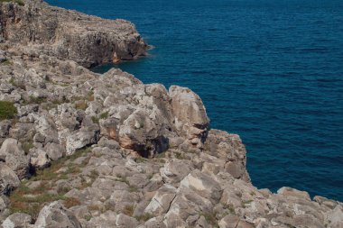 İtalya 'nın Gagliano del Capo kentindeki köprünün güneyindeki küçük Ciolo kıyı koyunda. Ciolo, çok sayıda mağarası olan tarihi, çevresel ve jeolojik bir ilgi alanıdır..