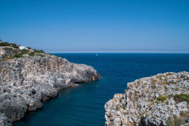 İtalya 'nın Gagliano del Capo kentindeki aynı isimli köprünün küçük Ciolo kıyı koyunda. Ciolo, çok sayıda mağarası olan tarihi, çevresel ve jeolojik bir ilgi alanıdır..