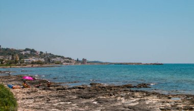 Marina di Salve, İtalya. 07 02 2019. Sıcak bir yaz gününde Marina di Salve 'den Vado Kulesi. Las Maldivler de Salento olarak bilinen yerde güneşleniyor ya da banyo yapıyor..