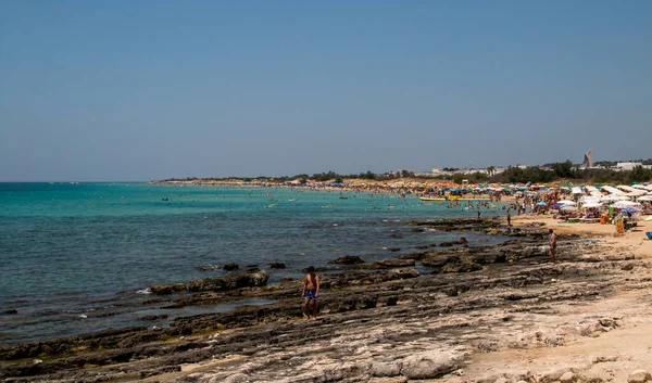 Marina di Salve, İtalya. 07 02 2019. La Pescoluse sahilleri ve plajları sıcak bir yaz günüdür. Las Maldivler de Salento olarak bilinen yerde güneşleniyor ya da banyo yapıyor..