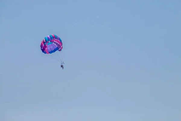 水活动降落伞在意大利Puglia的Marina Salve的爱奥尼亚海上空 情侣们享受着乘坐滑翔伞旅行的乐趣 滑翔伞是由摩托艇牵引的 — 图库照片
