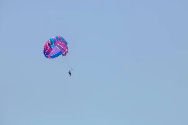 水活动降落伞在意大利Puglia的Marina Salve的爱奥尼亚海上空 情侣们享受着乘坐滑翔伞旅行的乐趣 滑翔伞是由摩托艇牵引的 — 图库照片