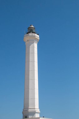 Puglia, İtalya 'da Santa Maria di Leuca Burnu' ndaki deniz feneri manzarası. Açık bir yaz gününde üst kısımların ayrıntıları.