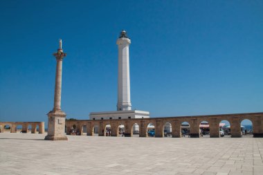 Santa Maria di Leuca, İtalya. 07 02 2019. 13. Giovanni Meydanı. Kutsal Bakire Meryem 'in Anonsları Kilisesi' nin, deniz fenerinin ve Korint sütununun bulunduğu meydan..