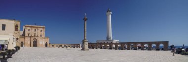 Santa Maria di Leuca, İtalya. 07 02 2019. 13. Giovanni Meydanı. Kutsal Bakire Meryem 'in Anonsları Kilisesi' nin, deniz fenerinin ve Korint sütununun bulunduğu meydan..