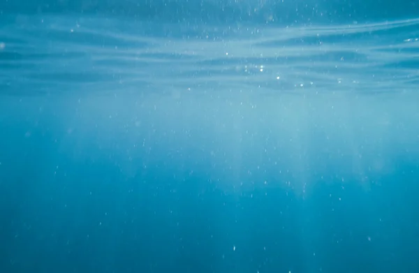 Burbujas Azules Profundas Bajo Agua Fotografía Superficie Del Agua Mar — Foto de Stock