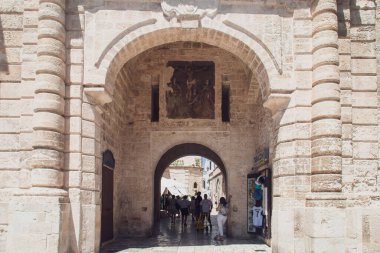 Polignano a Mare, İtalya. 07 03 2019. Polignano 'daki 18. yüzyıla kadar şehrin tek girişi. Çarmıha gerilmenin resmini eski kapıya ya da Marki 'nin kemerine, eski kasabaya açılan kapıya..