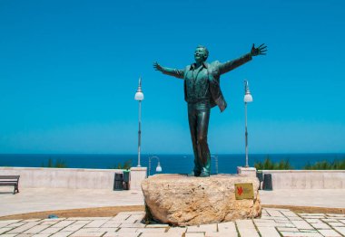Polignano a Mare, İtalya. 03 07 2019. Şarkıcı Domenico Modugno ve Volare 'nin anıtı. Üç metre yüksekliğindeki heykelin açılışı 31 Mayıs 2009 'da gerçekleşti. Heykeltıraş Hermann Majer.