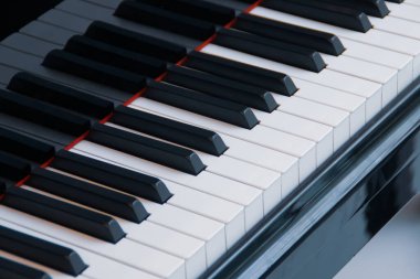 Piyano klavyesi. Ünlü müzik aletinin klasik siyah beyaz tuşları..