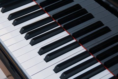 Piyano klavyesi. Ünlü müzik aletinin klasik siyah beyaz tuşları..